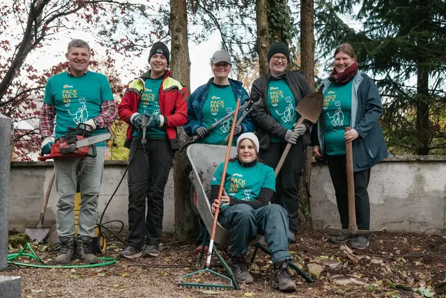 Die Jugendlichen schufen am Friedhof in St. Georgen ein würdiges Andenken für die verstorbenen Flüchtlinge. | Foto: Hanner