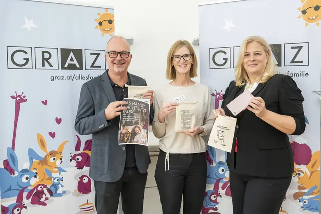 Präsentierten Handy-Schlafsack: Gerald Friedrich, Ines Pamperl und Claudia Unger (v. l.) | Foto: Stadt Graz/Fischer