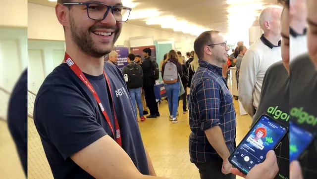 Ein Besucher der FH Next hörte sich den „Talk with ANN“-Podcast gleich an. | Foto: SCCH