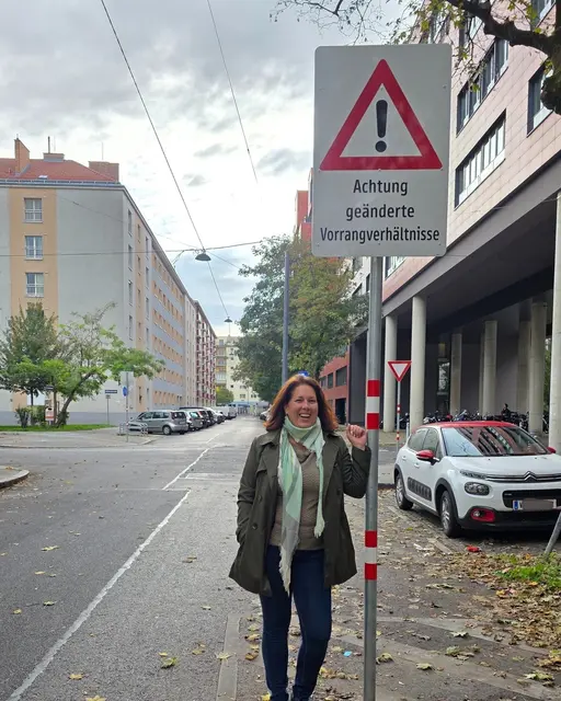 Ein neues Straßenschild soll auf den Vorrang bei der Kreuzung Meldemanngasse/Winarskystraße aufmerksam machen. Zu sehen: Bezirksvorsteherin Christine Dubravac-Widholm (SPÖ). | Foto: BV 20
