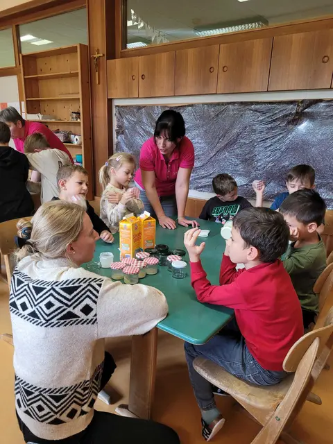 Die Bäuerinnen besuchten die Volksschülerinnen und Volksschüler in Gaming. | Foto: Simone Fallmann/Volksschule Gaming