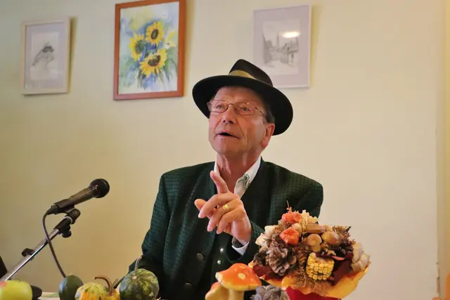 Es darf gelacht werden, wenn der Gratkorner Heimatdichter Peter Rinner in Semriacher Mundart Geschichten erzählt. | Foto: Edith Ertl