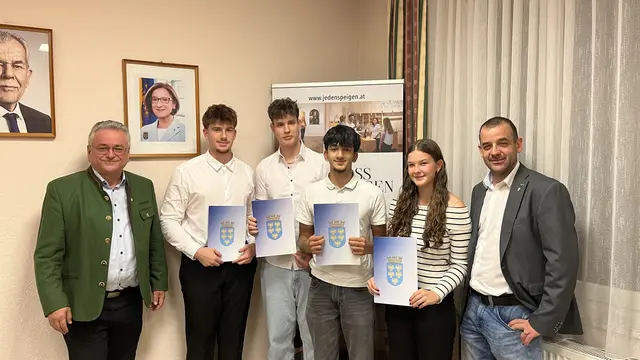 Die Gemeinde gratulierte den jungen Erwachsenen herzlich und wünschte ihnen alles Gute für ihren weiteren Lebensweg sowie viel Erfolg und Engagement für die Zukunft. | Foto: Jedenspeigen