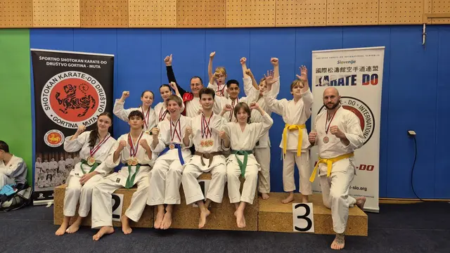 Mannschaft von links: Magdalena Pastorek, Manuel Mock, Sophia Prohaska, Isabell Pastorek, Dominik Moser, Herbert Schmall (Trainer)  Inas Hercegovac, Laura Frühwirth, Zalan Andrasi, Clemens Moser, Elias Prohaska, Teo Miljanovic, Michael Frühwirth. | Foto: Union Shotokan Karate Do Oberpullendorf