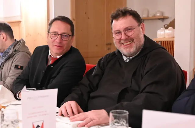Bgm.-Stv. Gernot Neuhauser und Pfarrprovisor Br. Christoph Kurzok unterhielten sich bestens.  | Foto: R. Mair/ Gem. Strengen