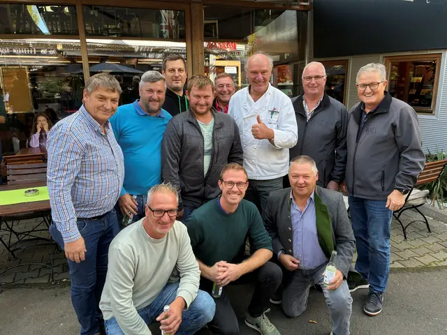 Die Mitarbeiterinnen und Mitarbeiter beim Ausflug – mit Josef Zotter. | Foto: Marktgemeinde Wies