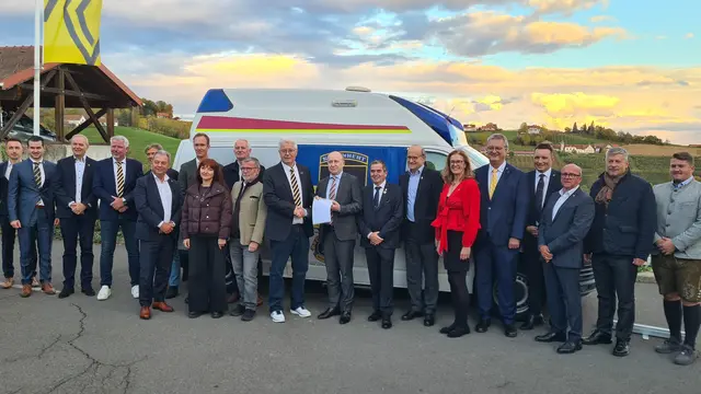 Peter Lidl im Beisein der Lions-Club-Vertreter der Zone in der Oststeiermark bei der Übergabe der Schenkungsurkunde an den ukrainischen Botschafter Vasyl Khymynets. | Foto: LC