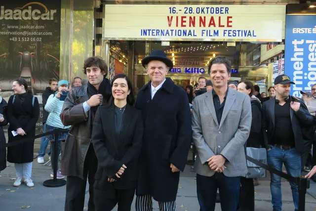 V.l.: Alessio Rigo de Righi , Viennale-Chefin Eva Sangiorgi,  John C. Reilly und Matteo Zoppis vor der Filmpräsentation im Gartenbaukino.  | Foto: Patricia Hillinger/MeinBezirk