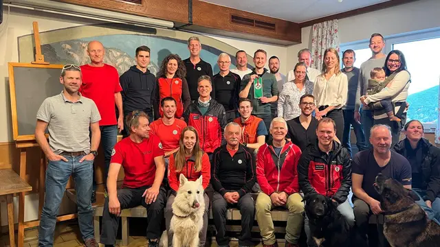 Aufgetischt für die Retter: Christian Aigner (hinten mit der Wimpel). | Foto: privat