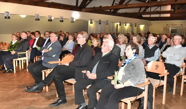 Zahlreiche Ehrengäste gratulierten herzlich zum Jubiläum.