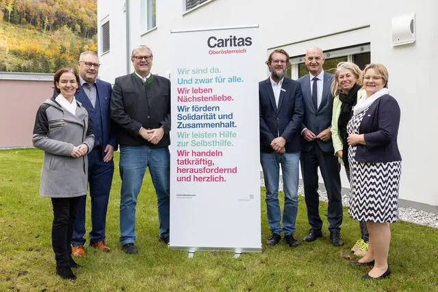 Bei der Eröffnung in Ternberg. (v. l.) LAbg. Regina Aspalter, Bürgermeister Günther Steindler, Martin Gruber, (Caritas-Leiter des Fachbereichs Betreuung und Pflege), Michael Olchowy (Caritas-Abteilungsleitung Wohnen), Sozial-Landesrat Christian Dörfel, Caritas-Hausleiterin Felizitas Rucker und Caritas-Geschäftsleiterin Katharina Sturmaier.  | Foto: Land OÖ/Haag