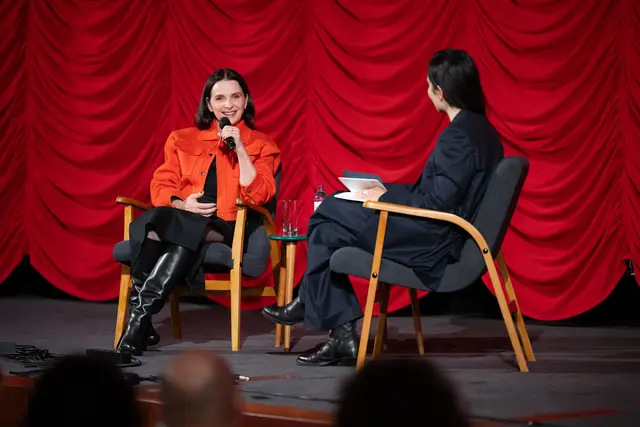 Die legendäre Schauspielerin Juliette Binoche (l.) war die Stargästin des Festivals. Bei der Viennale präsentierte sie jedoch auch erstmals ihre Talent hinter der Kamera und stellte ihre Regiedebüt In-I In Motion vor.  | Foto: Viennale/Alexi Pelekanos
