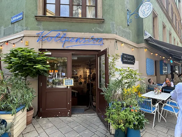 In der Vollpension gibt es Kuchen à la Omama und guten Kaffee. Hinter den Kulissen gehe es aber weniger korrekt zu, erzählt eine ehemals mitarbeitende Person gegenüber MeinBezirk. Aus der Vollpension wehrt man sich gegen die Anschuldigungen. | Foto: Nathanael Peterlini/MeinBezirk