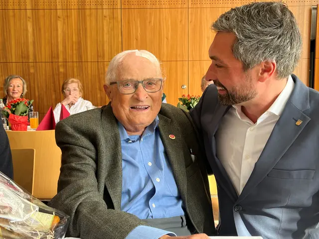 Bürgermeister Peter Schobesberger (r.) gratulierte Jubilar Johann Bartolot. | Foto: Stadtgemeinde Vöcklabruck 