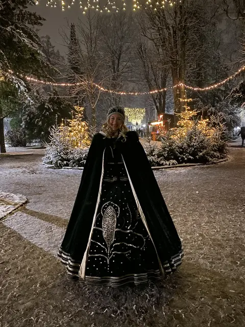 Das Steyrer Christkindl nimmt die Wunschzettel der Kinder entgegen. | Foto: Eva Pötzl