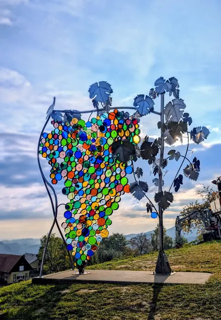 Gläserne Weintraube am Eory-Kogel in Pößnitz, Südsteiermark: Symbol der südsteirischen Weinstraße und beliebtes Fotomotiv der Regionauten. | Foto: Margit Schadler