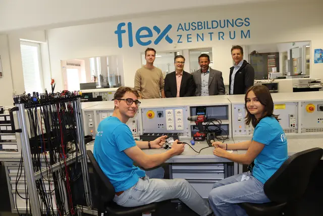 KEM-Manager Markus Löcker, Stadtrat Wolfgang Leitner, die FLEX-Lehrlingsausbildner Roman Lobner und Karl Frank (hinten von links) sowie die Lehrlinge Lilly Fuhrberg und Kenan Gamnig | Foto: Stadtgemeinde Althofen