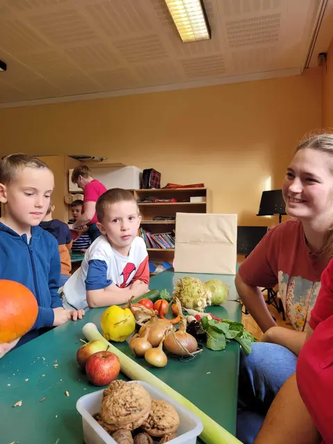 Die Bäuerinnen besuchten die Volksschülerinnen und Volksschüler in Gaming. | Foto: Simone Fallmann/Volksschule Gaming