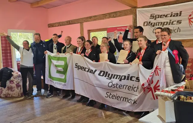 Kerstin Tafner, Thomas Kepplinger, Robert Mörth und Ludwig Hoffmann (alle li) jubeln mit Teilnehmern und Betreuern über den Erfolg des Special Olympics Reitturniers. | Foto: privat