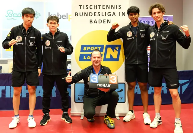 von links: Nicholas Tan, Dastan Kenzhigulov, Coach Andreas Meixner, Snehit Suravalujja, Eric Glod. Mit einem 3:3 gegen Wels fixierten die Badener am Sonntag Abend zum Abschluss des dreitägigen "Tischtennis-Marathons" vorerst den zweiten Tabellenplatz. | Foto: BAC