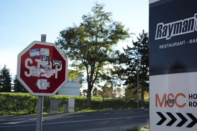 Da ist sie, die auffällig achteckige, aber beklebte, Stopptafel. | Foto: Santrucek