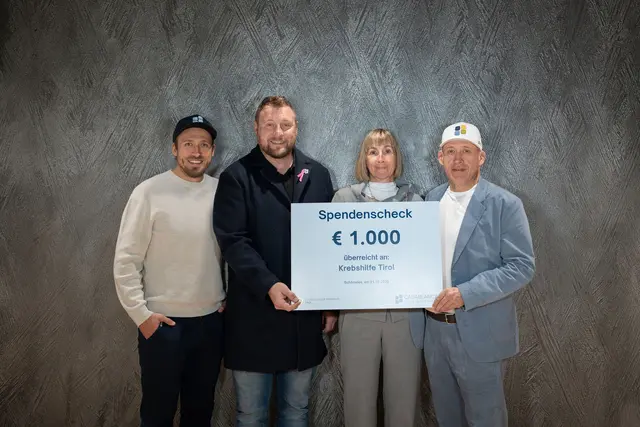 Johannes Ehrhart, Florian Klotz sowie Elisabeth und Alexander Ehrhart (v.l.n.r.) bei der Scheckübergabe. | Foto: CASABLANCA Hotelsoftware