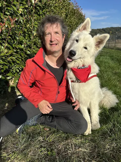 "Amando" schenkt Wolfgang Niegelhell Sicherheit im Alltag und erleichtert die Begegnung mit Menschen. | Foto: WN