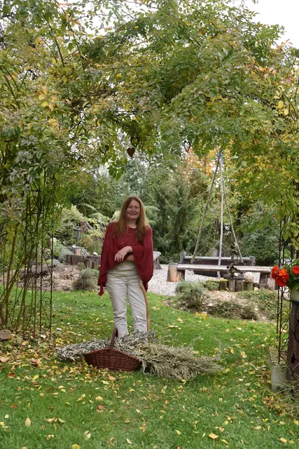 "Im Kreislauf der Natur": Die "Kräuterhexe" Monika Vesely in ihrem Räuchergarten im KräuterKraftWerk in Steinakirchen am Forst | Foto: Roland Mayr/MeinBezirk Scheibbs