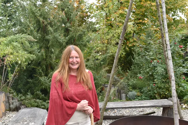 "Im Kreislauf der Natur": Die "Kräuterhexe" Monika Vesely in ihrem Räuchergarten im KräuterKraftWerk in Steinakirchen am Forst | Foto: Roland Mayr/MeinBezirk Scheibbs
