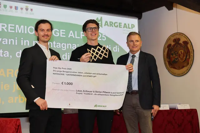 Im Bild: Landesamtsdirektor Sebastian Huber mit Stefan Pillwein und Lukas Zeilbauer von „Beyond Bending“, die mit ihrem Projekt „FLEXGrid - die aufspannbare Holzgitterschale“ Platz 3 in der Kategorie „Unternehmen und Start-ups“ erreichten.  | Foto: Juliet Astafan_Archivio Ufficio Stampa PAT