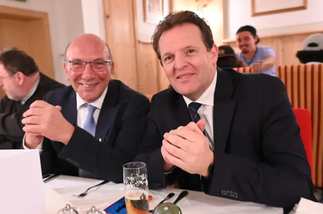 Bgm. Harald Sieß und LR Rene Zumtobel bei der Jungbürger:innenfeier in Strengen.  | Foto: R. Mair/ Gem. Strengen