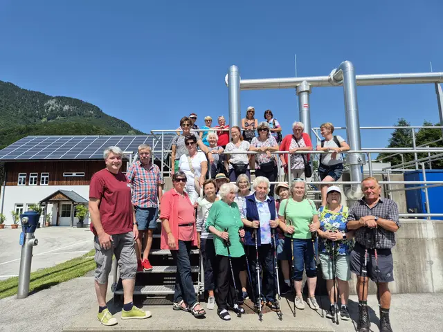 In Goisern finden auch regelmäßige Wanderungen mit der Arbeitskreisleiterin Monika Gschwandtner unter dem Titel „Lerne deine Heimat kennen“ statt – wie hier zur Kläranlage. | Foto: Monika Gschwandtner