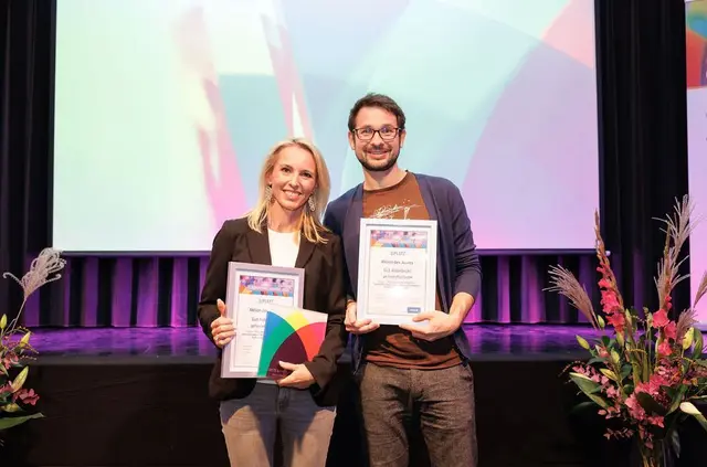 Gut Aiderbichl gewinnt den dritten Preis beim Fundraising-Award - Katharina Vissers von Gut Aiderbichl und Jakob Schott von der Agentur Fundoffice (gd fundoffice GmbH) freuen sich über die Auszeichnung. | Foto: Gut Aiderbichl