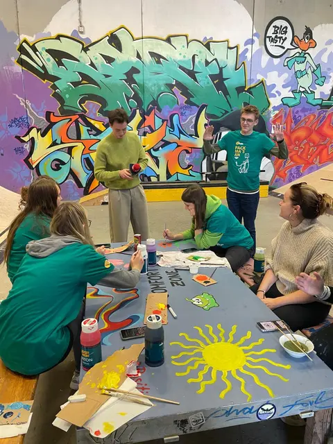 Der Kasten im Eingangsbereich hat einen neuen Look bekommen, die Bar ist mit neuen LED-Lichtern ausgestattet worden, die Sitzgarnituren im Außenbereich neu gestrichen und verkleidet worden. | Foto: Hitradio Ö3