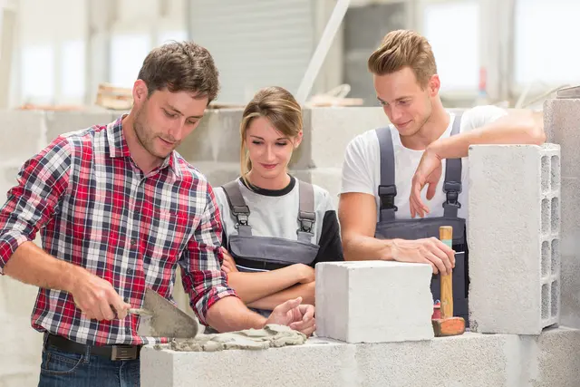 Dynamische Ausbildung: Die Hoppaus & Hasslinger Baugesellschaft ist aktuell auf der Suche nach neuen Lehrlingen. | Foto: Adobe Stock/Atelier 211 (Symbolfoto)