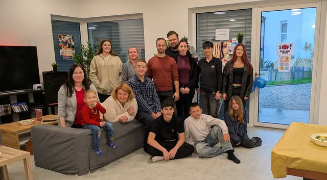 Bürgermeister Daniel Lachmayr, Vizebürgermeisterin Birgit Wallner und Vertreterinnen der Gemeinde mit Jugendzentrumsleiterin Nadja Mahr, ÖGJ Landesjugendsekretärin Judith Priglinger, JCUV-Koordinator Martin Guttenbrunner und Besucher:innen der Feier. | Foto: JCUV