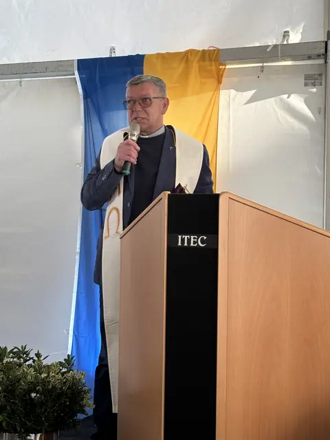 Zum Schluss sprach Pater Adam Konopka einen Segen für die Bauprojekte.  | Foto: MeinBezirk/Birgit Bachhofner