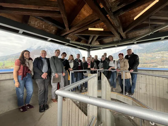 Nach dem Aufstieg über 142 Stufen zum 30 Meter hohen Aussichtsturm genossen die Teilnehmer den beeindruckenden Blick auf die umliegende Bergwelt. | Foto: Region Urfahr West