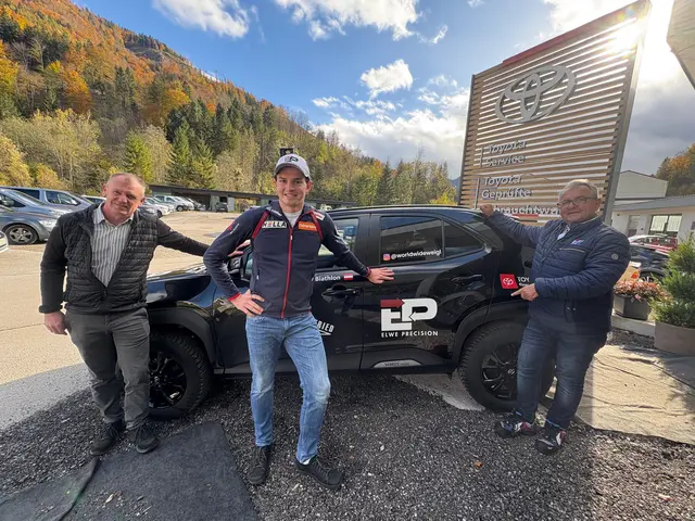 Josef Puntigam (Geschäftsführer Autohaus Freregger), Alexander Weigl und Peter Wesenscheg (ELWE Precision) (v. li.). | Foto: Weigl