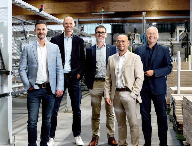 Das Führungsteam: David Kirchsteiger (CEO tilo Holzindustrie GmbH), Herbert Kendler (CEO Schrattenecker Holding GmbH), Michael Reiter (CEO tilo flooring GmbH), Maximilian Reich (Head of Sales) und Dieter Stuiber (CFO Schrattenecker Holding GmbH). | Foto: tilo 
