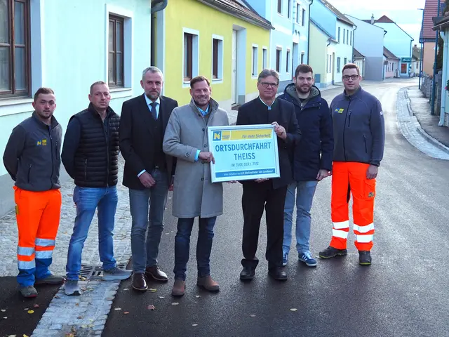  v.li.n.re.: Fabian Tiefenböck (Strm. Krems), Robert Bernleitner (Leiter-Stv. der Strm. Krems), Dipl.-Ing. Gert Kratzer (Leiter der NÖ Straßenbauabteilung Krems), Stadtrat Christoph Hofbauer (i.V. von LH-Stellvertreter Udo Landbauer), Bürgermeister Ing. Stefan Löffler (Gemeinde Gedersdorf), Patrick Rogner (NÖ Straßenbauabteilung Krems), Rene Waldschütz (Strm. Krems)

  | Foto: Land NÖ