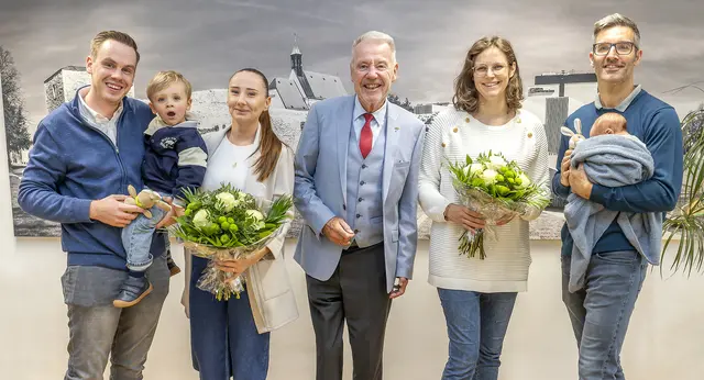 Bürgermeister Klaus Schneeberger mit dem Baby der Familie Obradovits-Penz (re.) und Familie Hahn (li.). Durch deren Meldungen erreichte die Stadt Wiener Neustadt am 25. September die 50.000er-Marke an Hauptwohnsitzerinnen und Hauptwohnsitzern.
 | Foto: Weller, Stadt WRN