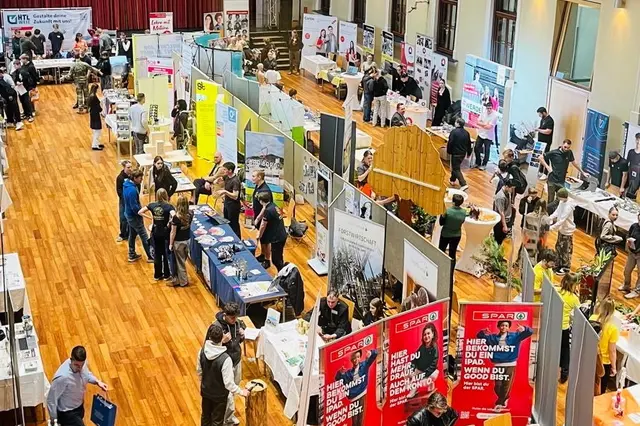 Viel Information an den Messeständen | Foto: AUSZEIT 