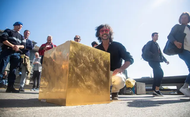 Norbert Zerbs, als Künstler bekannt unter dem Namen Niclas Castello, mit dem 186 Kilogramm schweren Goldkunstwerk "Castello Cube". | Foto: ARND WIEGMANN / REUTERS / picturedesk.com