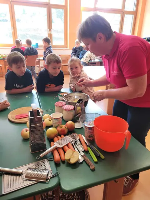 Die Bäuerinnen besuchten die Volksschülerinnen und Volksschüler in Gaming. | Foto: Simone Fallmann/Volksschule Gaming