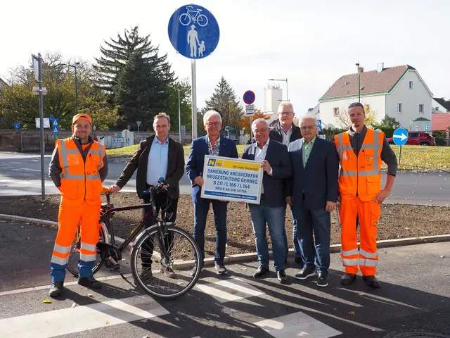 Bürgermeister Gerhard Weil (SPÖ) mit Werner Herbert (FPÖ, Mitte) bei der Fertigstellung. | Foto: NÖ Straßendienst