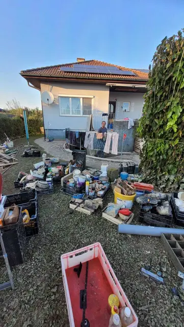 Hochwasser 2024: Im Garten türmten sich die vom Wasser beschädigten Sachen von Familie Kramer. | Foto: Kramer