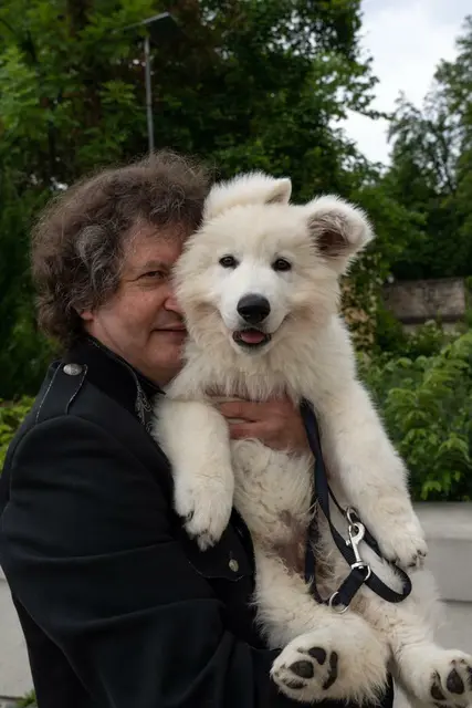 Wolfgang Niegelhell mit "Amando" als Babywelpe | Foto: Cornelia Albrecht