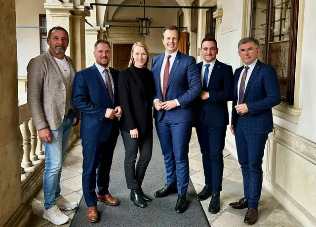 Im Schulterschluss mit LR Karlheinz Kornhäusl möchten die Stadtvertreter Johannes Wonisch und Julia Paar, NAbg. Michael Wagner und LAbg. Franz Fartek das Landeskrankenhaus absichern. | Foto: Landtagsklubs ÖVP, FPÖ