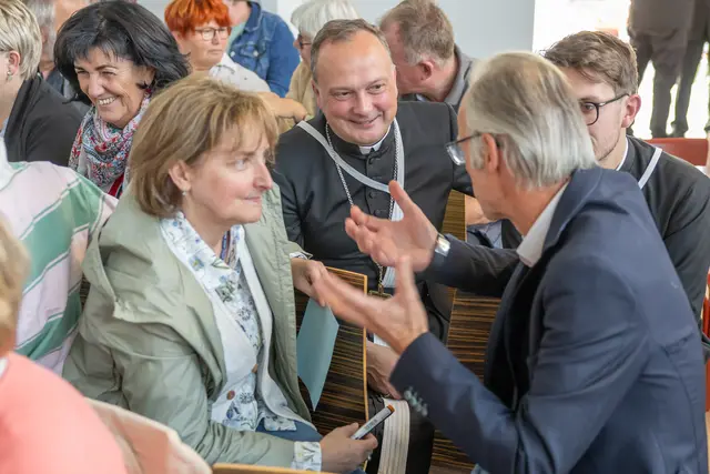 Mehr als 130 Teilnehmer waren zur Auftaktveranstaltung gekommen.  | Foto: Hans Hathayer